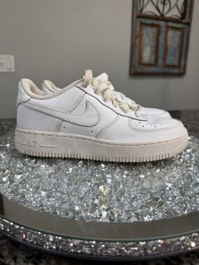 Nike Air Force 1 Big Kid Low-Top Sneakers EUC 5Y